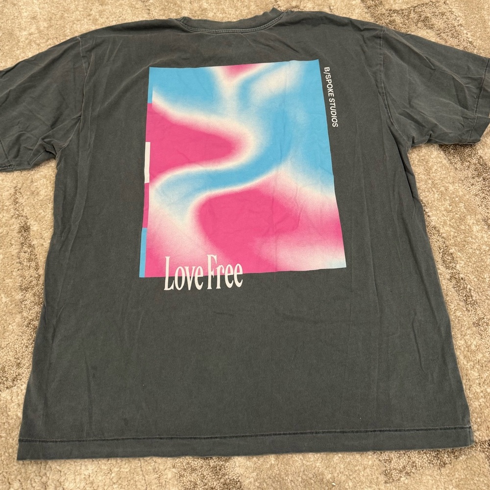 T-Shirt - Picture 4 of 4